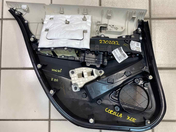 20 TOYOTA COROLLA XLE PANEL DE MOLDURA DE PUERTA TRASERA DERECHA DE CUERO MARRÓN 6763002W80C5