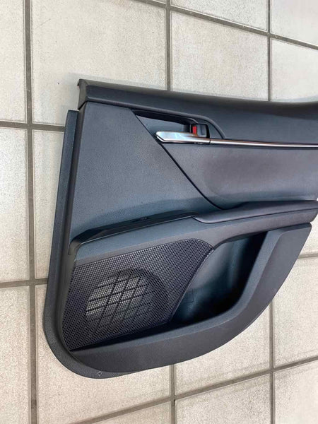 18 21 TOYOTA CAMRY US BUILT PANEL DE MOLDURA DE PUERTA TRASERA DERECHA INTERIOR OEM 6763006K60C2