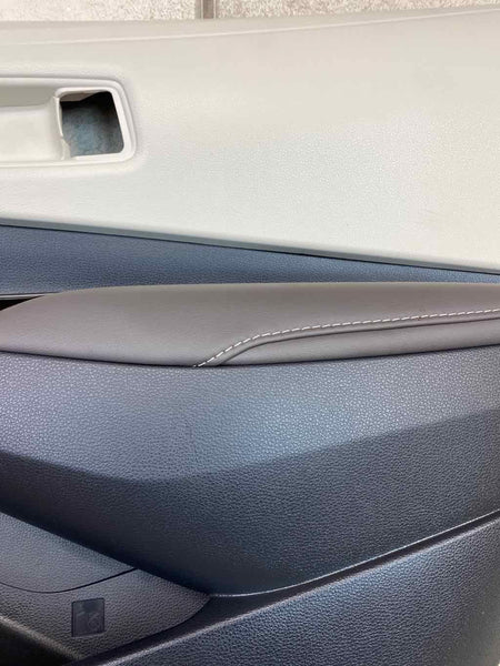 20 TOYOTA COROLLA XLE PANEL DE MOLDURA DE PUERTA TRASERA DERECHA DE CUERO MARRÓN 6763002W80C5