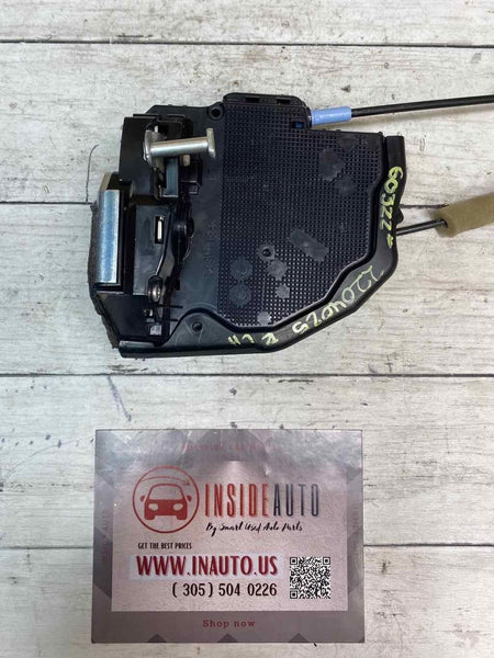 19 21 TOYOTA COROLLA CONJUNTO DE PESTILLO DE PUERTA TRASERA IZQUIERDA DEL LADO DEL CONDUCTOR OEM 6906033131