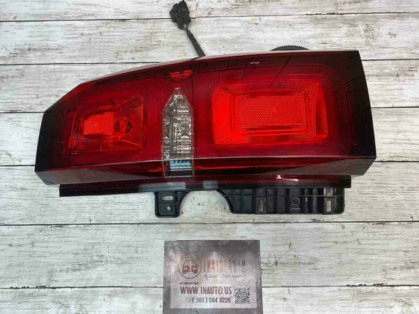 2015 2020 GMC SUBURBAN TAIL LIGHT RIGHT PASSENGER SIDE ASSY OEM 23476138