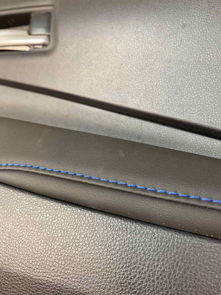 20 21 22 TOYOTA COROLLA MOLDURA DEL PANEL DE LA PUERTA TRASERA DERECHA NEGRO AZUL OEM 6763012R60C3