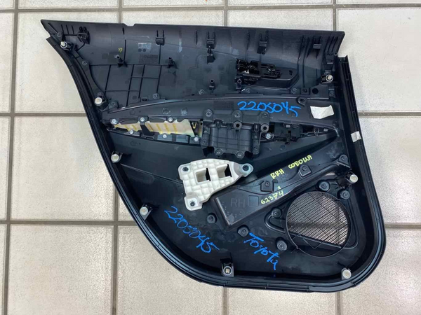 20 21 22 TOYOTA COROLLA MOLDURA DEL PANEL DE LA PUERTA TRASERA DERECHA NEGRO AZUL OEM 6763012R60C3