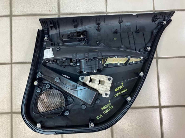 20 21 22 TOYOTA COROLLA MOLDURA DEL PANEL DE LA PUERTA TRASERA IZQUIERDA CUERO NEGRO OEM 6764012R60C3