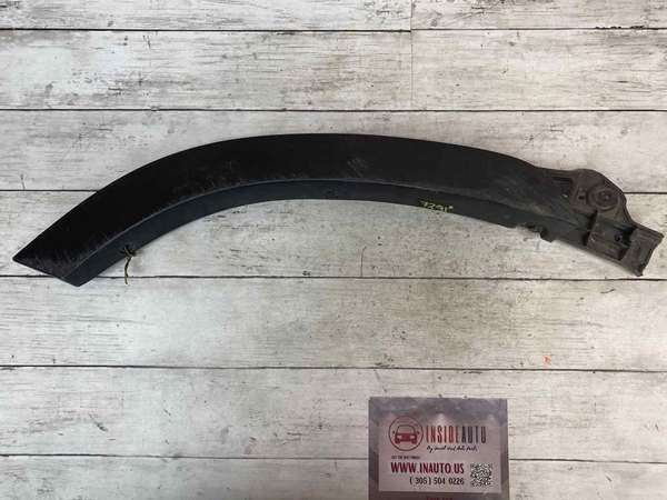 El guardabarros trasero derecho de Toyota Highlander 2020 tiene rayones. OEM 750770E040 RH