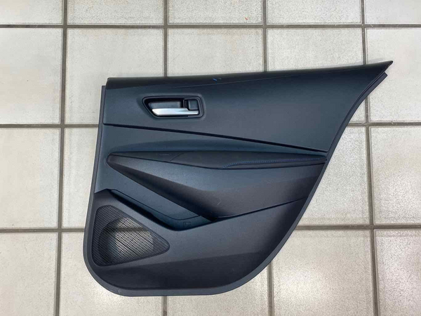 20 21 22 TOYOTA COROLLA MOLDURA DEL PANEL DE LA PUERTA TRASERA DERECHA NEGRO AZUL OEM 6763012R60C3