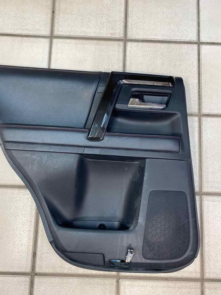 15 20 TOYOTA 4RUNNER PANEL DE MOLDURA DE PUERTA TRASERA IZQUIERDA CON COSTURAS ROJAS NEGRAS 6764035B50C0