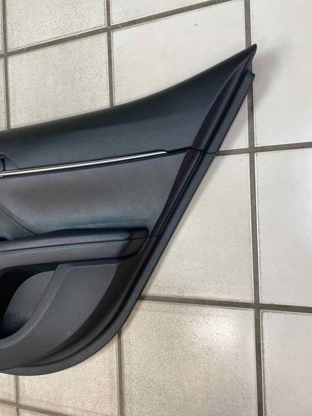 18 21 TOYOTA CAMRY US BUILT PANEL DE MOLDURA DE PUERTA TRASERA DERECHA INTERIOR OEM 6763006K60C2