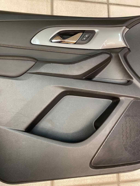 CHEVROLET TRAVERSE 2020 PANEL DE MOLDURA DE PUERTA INTERIOR DELANTERA IZQUIERDA DE CUERO NEGRO 84593210