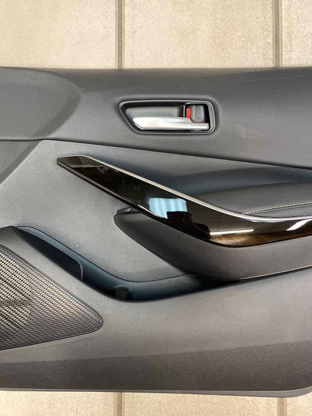 21 TOYOTA COROLLA PANEL DE MOLDURA DE PUERTA INTERIOR DELANTERA DERECHA CUERO NEGRO 6761012U10C1