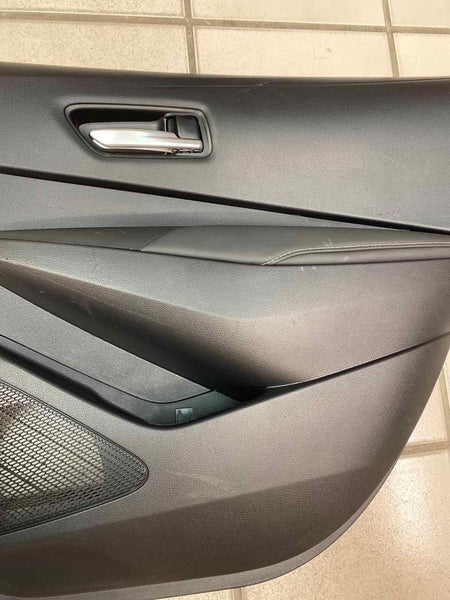 20 21 22 TOYOTA COROLLA MOLDURA DEL PANEL DE LA PUERTA TRASERA DERECHA DE CUERO NEGRO OEM 6763012R60C3