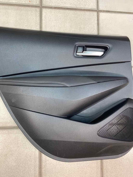 20 21 22 TOYOTA COROLLA MOLDURA DEL PANEL DE LA PUERTA TRASERA IZQUIERDA CUERO NEGRO OEM 6764012R60C3