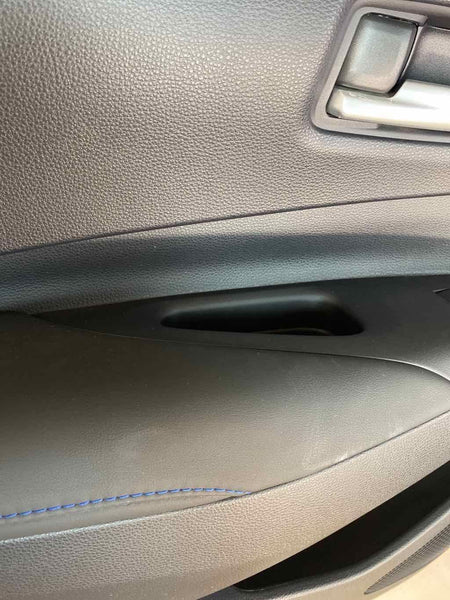 21 TOYOTA COROLLA SE PANEL DE MOLDURA DE PUERTA TRASERA IZQUIERDA CON COSTURAS AZULES NEGRAS 6764012R60C3