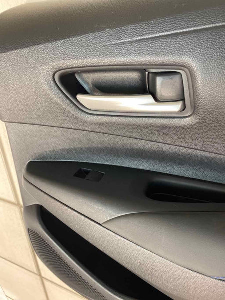 20 21 22 TOYOTA COROLLA MOLDURA DEL PANEL DE LA PUERTA TRASERA DERECHA NEGRO AZUL OEM 6763012R60C3