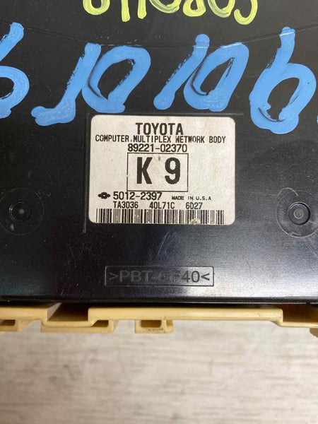 Módulo de control del relé de fusibles del Toyota Corolla 2016 OEM 8922102370 8273002F42
