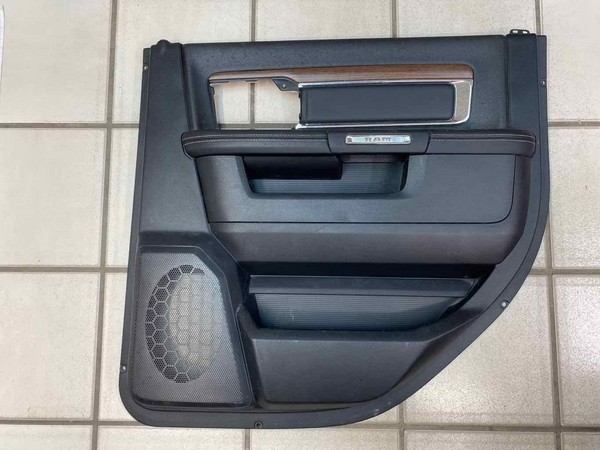Moldura de panel de puerta para Dodge Ram 13/21 Crew Can, parte trasera derecha, color negro, OEM 1VZ401X9AF