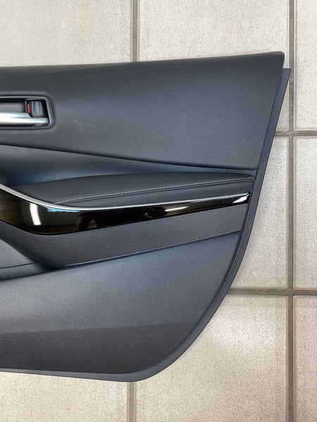21 TOYOTA COROLLA PANEL DE MOLDURA DE PUERTA INTERIOR DELANTERA DERECHA CUERO NEGRO 6761012U10C1