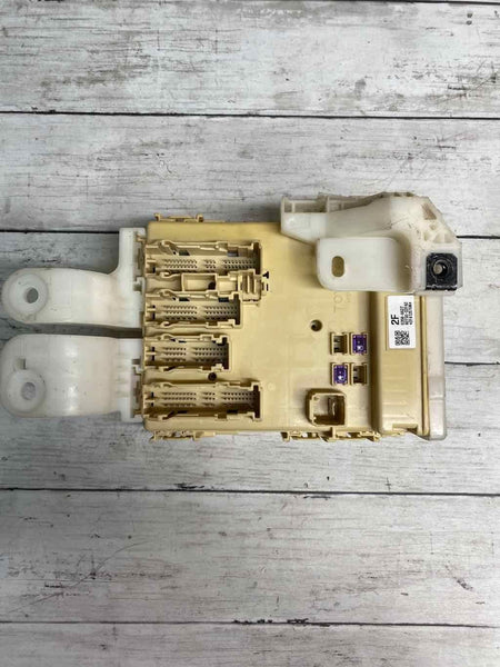Módulo de control del relé de fusibles del Toyota Corolla 2016 OEM 8922102370 8273002F42