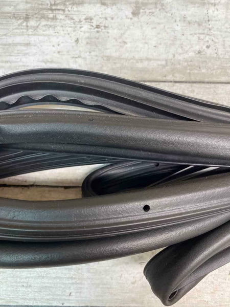 2017 GMC SUBURBAN REAR LEFT DRIVER SIDE DOOR WEATHER STRIP DOOR MOULDING