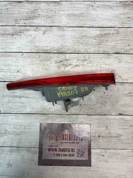 2012 2014 TOYOTA CAMRY PASSENGER SIDE TAIL LIGHT LID GATE MOUNTED ASSY 8158006380