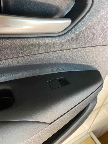 21 TOYOTA COROLLA SE PANEL DE MOLDURA DE PUERTA TRASERA IZQUIERDA CON COSTURAS AZULES NEGRAS 6764012R60C3