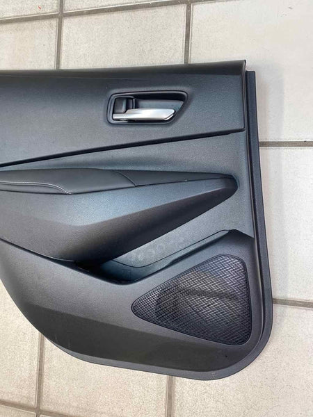 20 21 22 TOYOTA COROLLA MOLDURA DEL PANEL DE LA PUERTA TRASERA IZQUIERDA CUERO NEGRO OEM 6764012R60C3