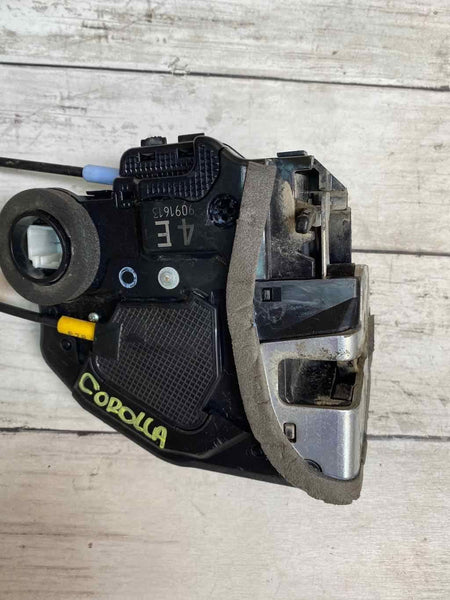 19 22 TOYOTA COROLLA HATCHBACK PESTILLO DE PUERTA TRASERA DEL LADO DEL CONDUCTOR OEM 6905033130 LH