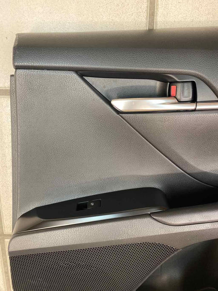 18 21 TOYOTA CAMRY US BUILT PANEL DE MOLDURA DE PUERTA TRASERA DERECHA INTERIOR OEM 6763006K60C2