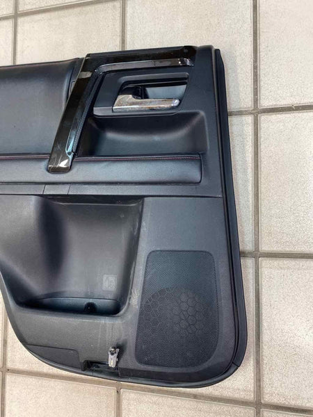 15 20 TOYOTA 4RUNNER PANEL DE MOLDURA DE PUERTA TRASERA IZQUIERDA CON COSTURAS ROJAS NEGRAS 6764035B50C0