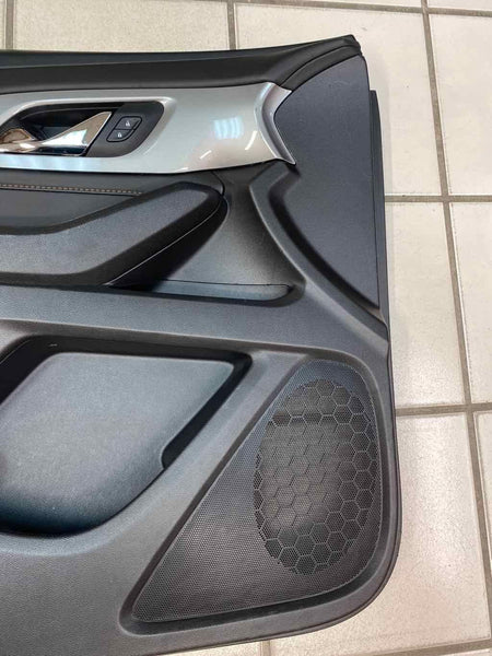 CHEVROLET TRAVERSE 2020 PANEL DE MOLDURA DE PUERTA INTERIOR DELANTERA IZQUIERDA DE CUERO NEGRO 84593210