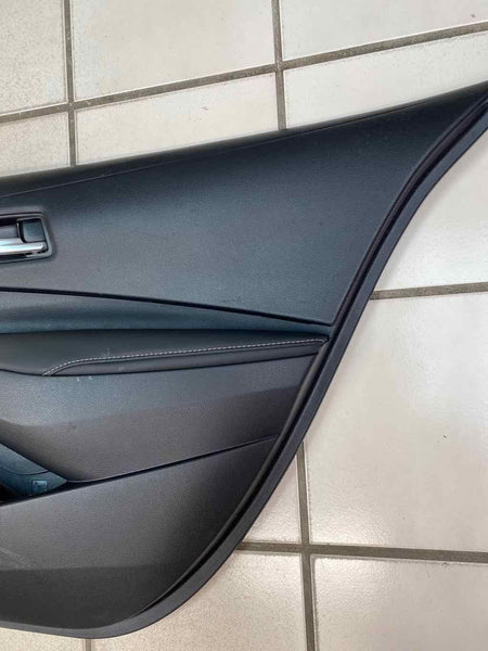 20 21 22 TOYOTA COROLLA MOLDURA DEL PANEL DE LA PUERTA TRASERA DERECHA DE CUERO NEGRO OEM 6763012R60C3