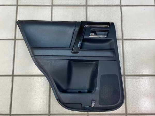 15 20 TOYOTA 4RUNNER PANEL DE MOLDURA DE PUERTA TRASERA IZQUIERDA CON COSTURAS ROJAS NEGRAS 6764035B50C0