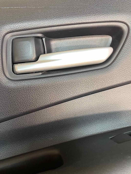 21 TOYOTA COROLLA SE PANEL DE MOLDURA DE PUERTA TRASERA IZQUIERDA CON COSTURAS AZULES NEGRAS 6764012R60C3