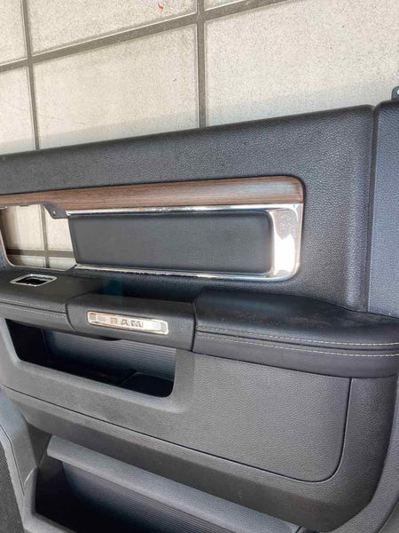 Moldura de panel de puerta para Dodge Ram 13/21 Crew Can, parte trasera derecha, color negro, OEM 1VZ401X9AF