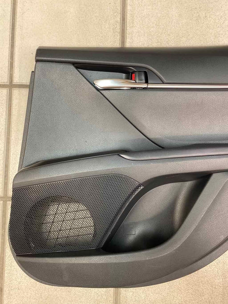 18 21 TOYOTA CAMRY US BUILT PANEL DE MOLDURA DE PUERTA TRASERA DERECHA INTERIOR OEM 6763006K60C2
