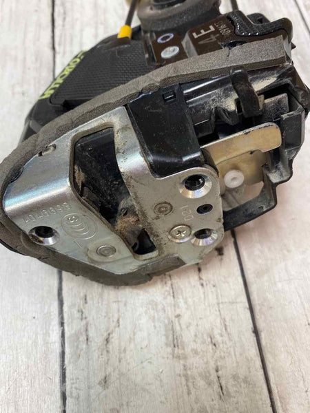 19 22 TOYOTA COROLLA HATCHBACK PESTILLO DE PUERTA TRASERA DEL LADO DEL CONDUCTOR OEM 6905033130 LH