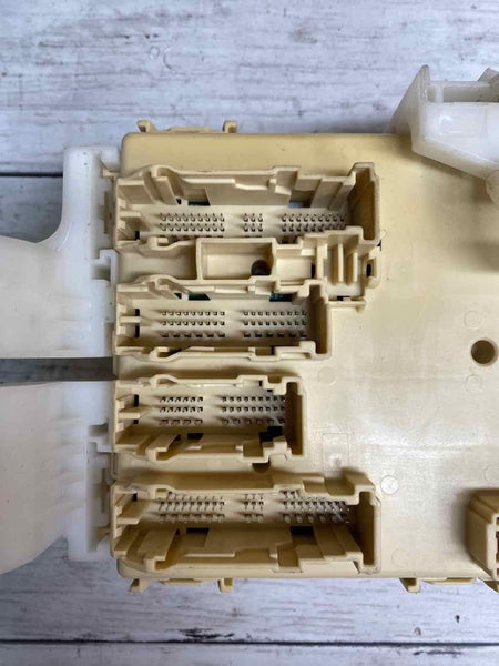 Módulo de control del relé de fusibles del Toyota Corolla 2016 OEM 8922102370 8273002F42