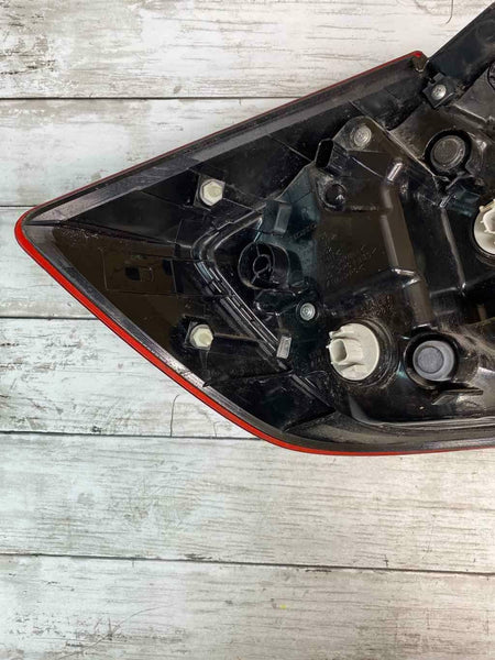 2016 2019 HONDA CIVIC PASSENGER SIDE TAIL LIGHT *HAS A SMALL CHIP BROKEN 33500TBAA01