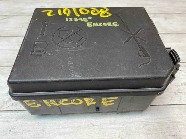 2018 2019 BUICK ENCORE ENGINE FUSE BOX ASSY OEM 42624875