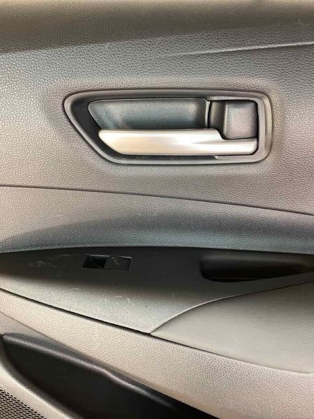 20 21 22 TOYOTA COROLLA MOLDURA DEL PANEL DE LA PUERTA TRASERA DERECHA DE CUERO NEGRO OEM 6763012R60C3