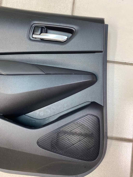 20 21 22 TOYOTA COROLLA MOLDURA DEL PANEL DE LA PUERTA TRASERA IZQUIERDA CUERO NEGRO OEM 6764012R60C3