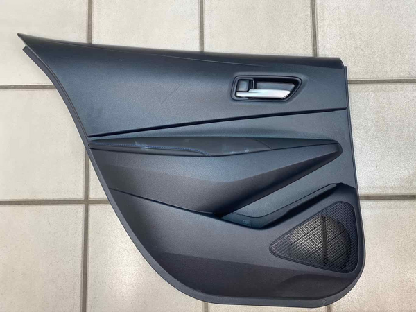 21 TOYOTA COROLLA SE PANEL DE MOLDURA DE PUERTA TRASERA IZQUIERDA CON COSTURAS AZULES NEGRAS 6764012R60C3