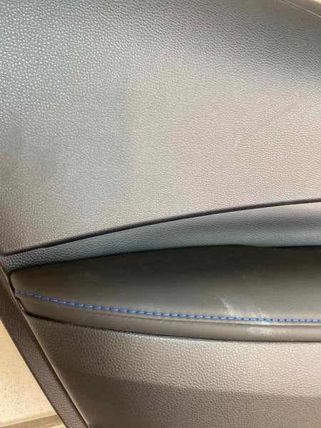 21 TOYOTA COROLLA SE PANEL DE MOLDURA DE PUERTA TRASERA IZQUIERDA CON COSTURAS AZULES NEGRAS 6764012R60C3