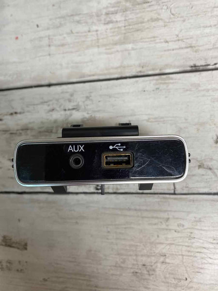 Fiat 500 2016 usb porta auxiliar assy OEM 735626664