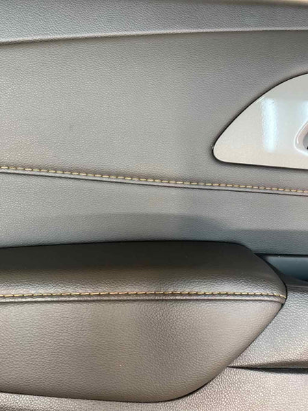 CHEVROLET TRAVERSE 2020 PANEL DE MOLDURA DE PUERTA INTERIOR DELANTERA IZQUIERDA DE CUERO NEGRO 84593210