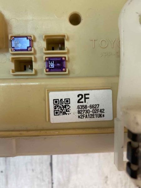 Módulo de control del relé de fusibles del Toyota Corolla 2016 OEM 8922102370 8273002F42