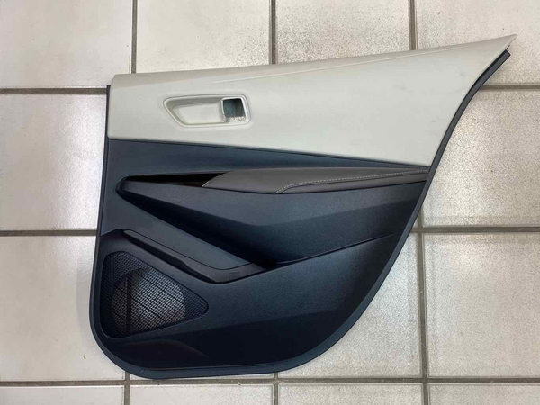 20 TOYOTA COROLLA XLE PANEL DE MOLDURA DE PUERTA TRASERA DERECHA DE CUERO MARRÓN 6763002W80C5