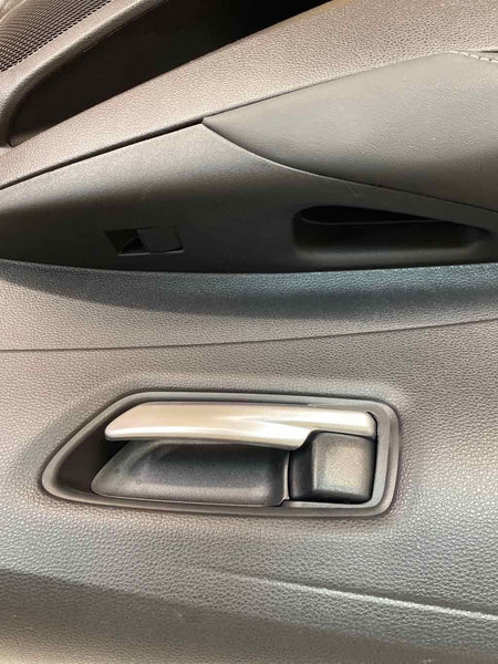 20 21 22 TOYOTA COROLLA MOLDURA DEL PANEL DE LA PUERTA TRASERA IZQUIERDA CUERO NEGRO OEM 6764012R60C3