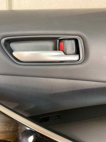 21 TOYOTA COROLLA PANEL DE MOLDURA DE PUERTA INTERIOR DELANTERA DERECHA CUERO NEGRO 6761012U10C1