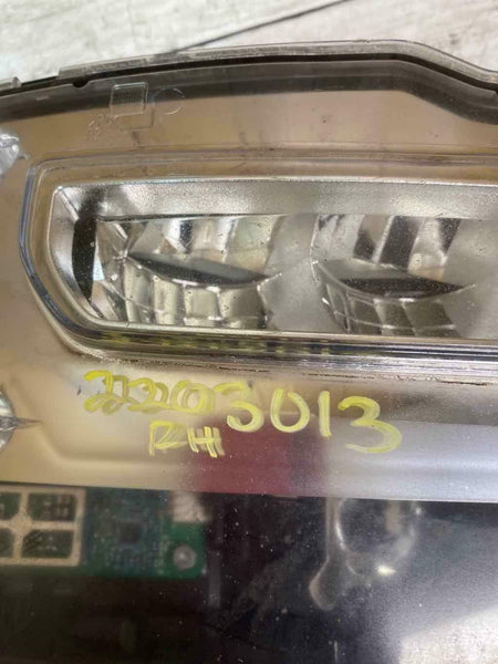 2016 2019 GMC SIERRA FOG DRIVING LIGHT PASSENGER SIDE OEM 23381984 *BROKEN INSIDE*